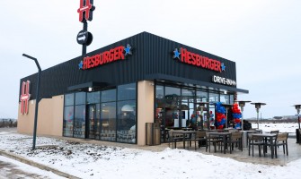 Cosmopolis atrage o investiție de 1 milion de euro prin deschiderea restaurantului Hesburger în Cosmopolis Plaza
