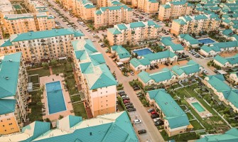 Cosmopolis – Un cartier cât un oraș: plajă, lac, piscine, parcuri, mall, magazine, clinici și o școală internațională