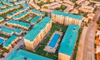 Cum se trăiește vara în Cosmopolis, cartierul cu cele mai multe piscine din România